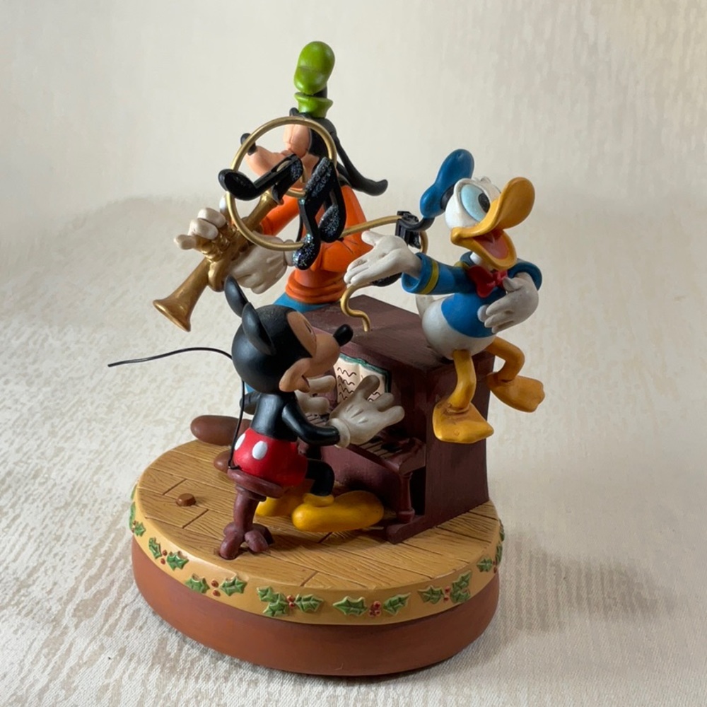 2006 Hallmark Keepsake Disney Sing-Along Pals Figurine Sound and Movement